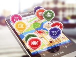 Wie diese 19 Apps deinen Urlaub bereichern 13 Mobile GPS navigation concept. Smartphone and application with restaurants, cinema, markets. 3d illustration
